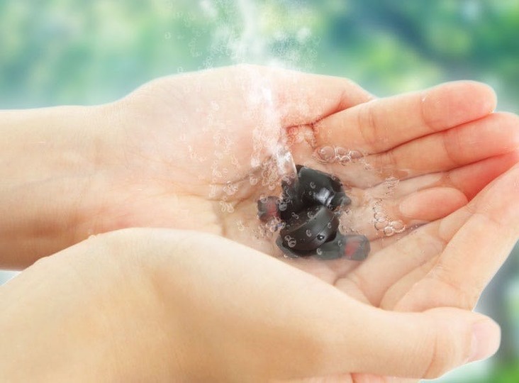 完全防水でプールやお風呂でも使えちゃう 完全ワイヤレスイヤホン On The Go がキャンペーン開始 ギズモード ジャパン