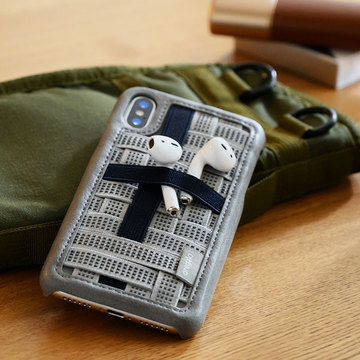 ゴムとゴムが複雑に重なり合って生まれたiPhoneケースに何を挟もう?