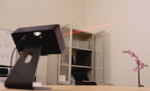 そこにいるよ! レーザーで蚊の位置を教えてくれる「Bzigo」