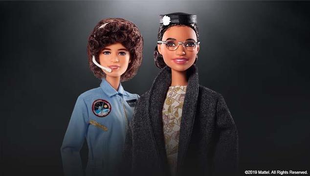 女性宇宙飛行士のサリー・ライドと公民権運動活動家のローザ・パークスがバービー人形に