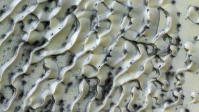 氷に覆われた火星の砂丘が、どう見てもマーブルホワイトチョコレート