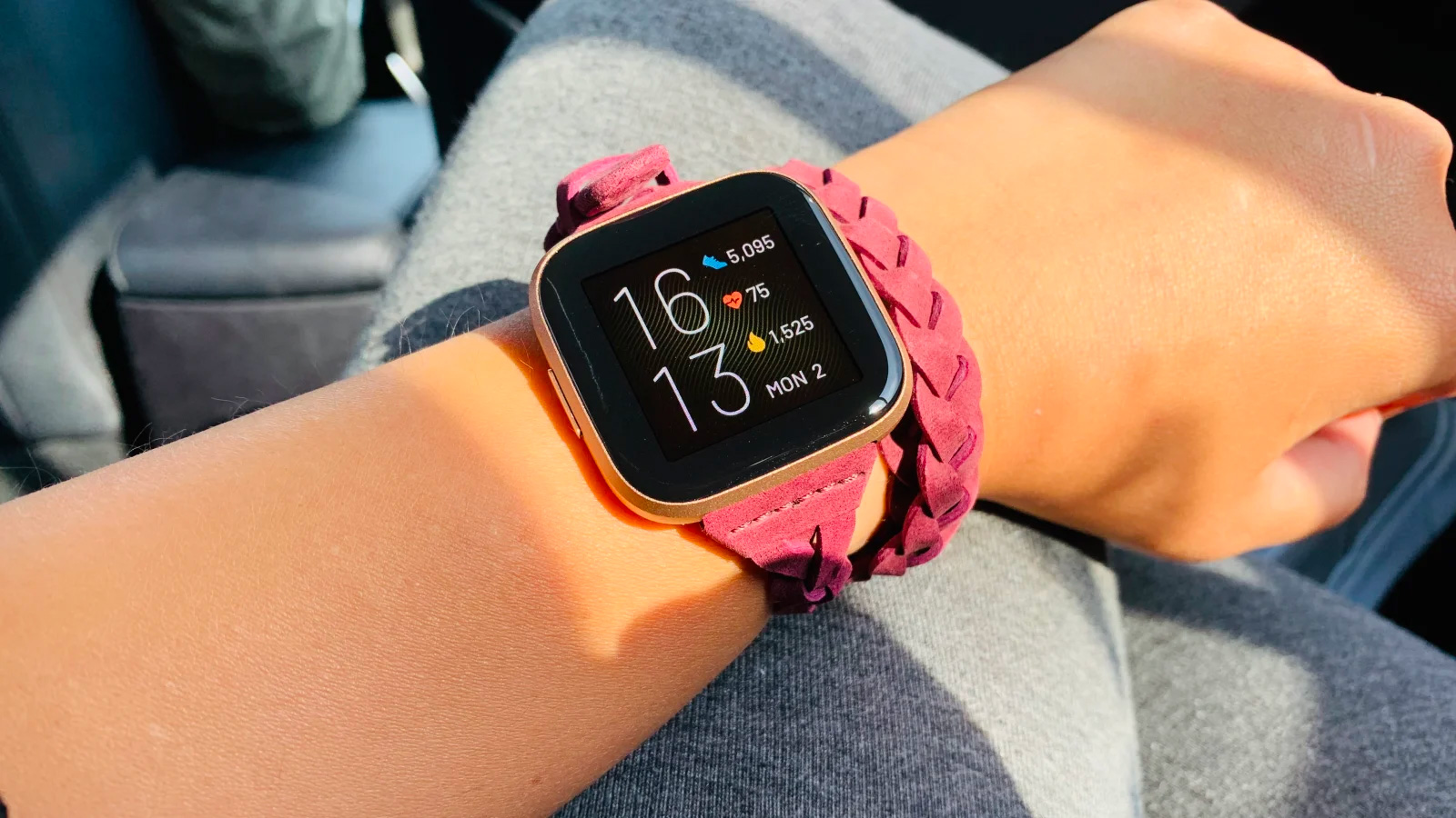 Fitbit Versa 2レビュー：堅実なアップグレード。でももう少し色々