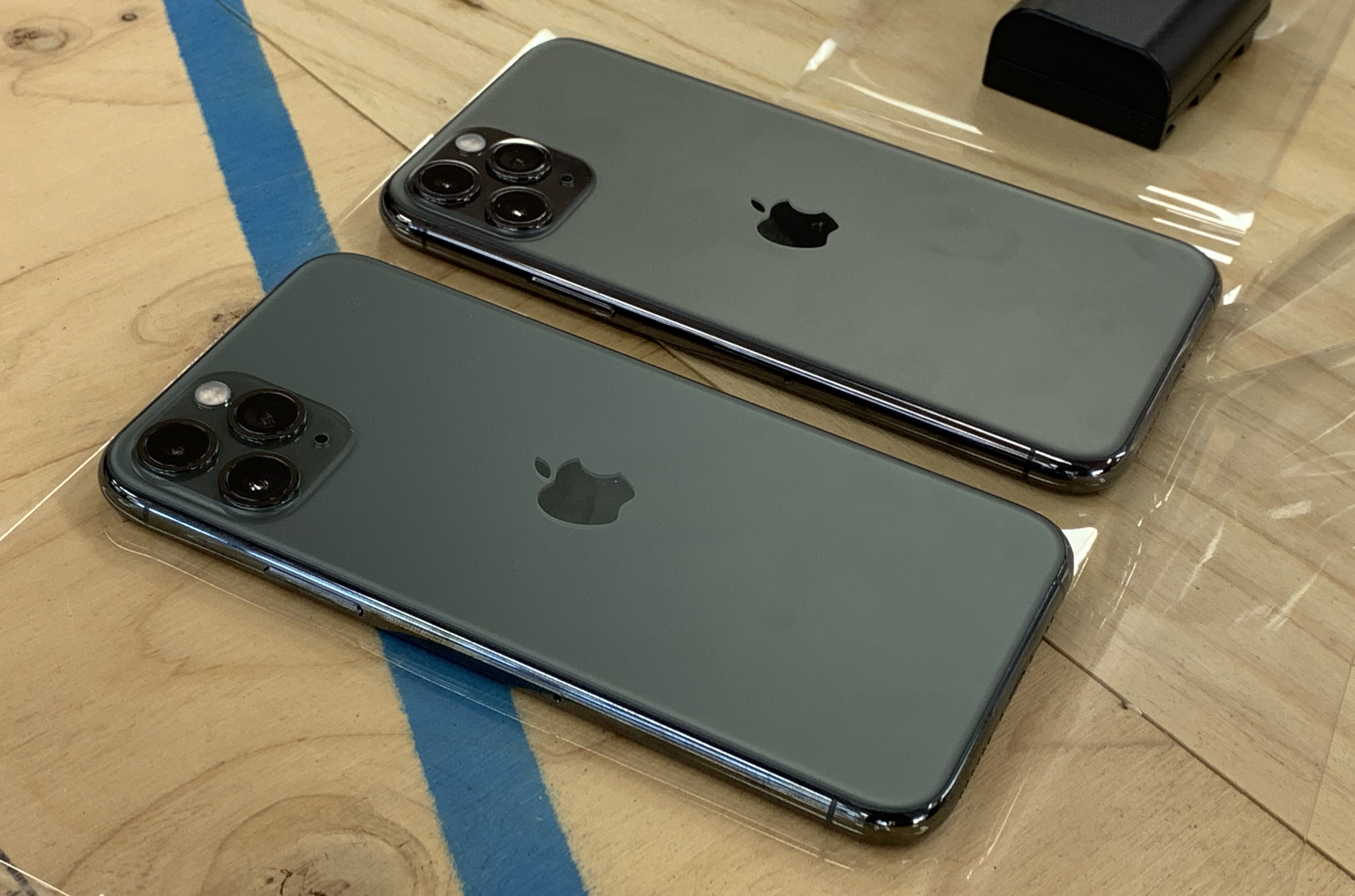 突然ですがiPhone 11 Proクイズです。これは「ミッドナイトグリーン