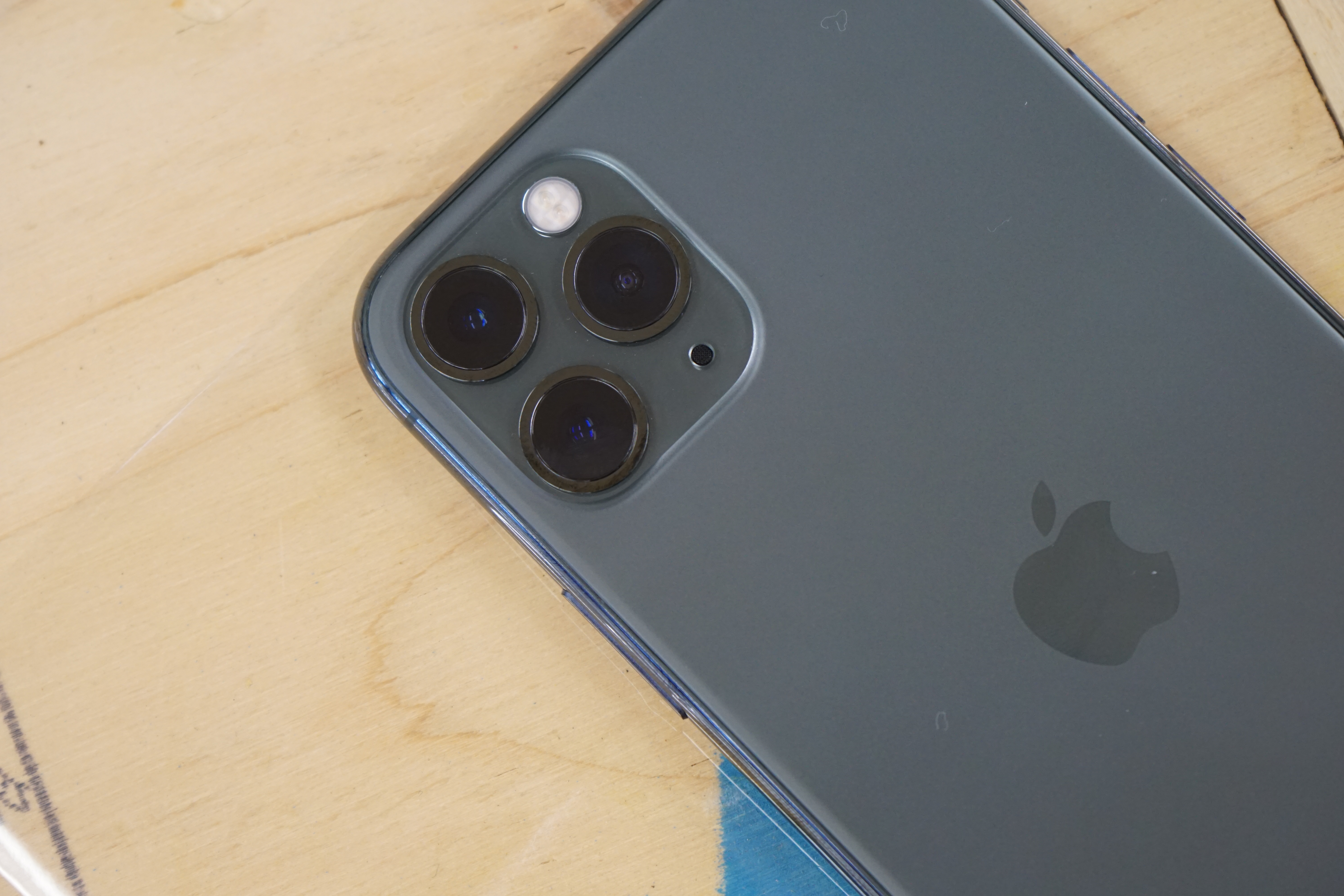突然ですがiPhone 11 Proクイズです。これは「ミッドナイトグリーン