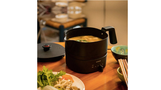 電気ケトルのようなコンパクトな調理鍋。食卓で料理しながら食事も楽しめる