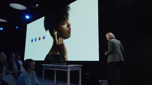 Microsoft、初の完全ワイヤレスイヤホン「Surface Earbuds」を発表 #MicrosoftEvent