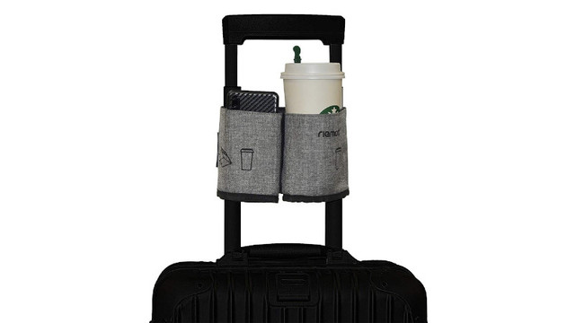 スーツケースのハンドルにつけて、カップ入りドリンクが持ち運べるホルダー