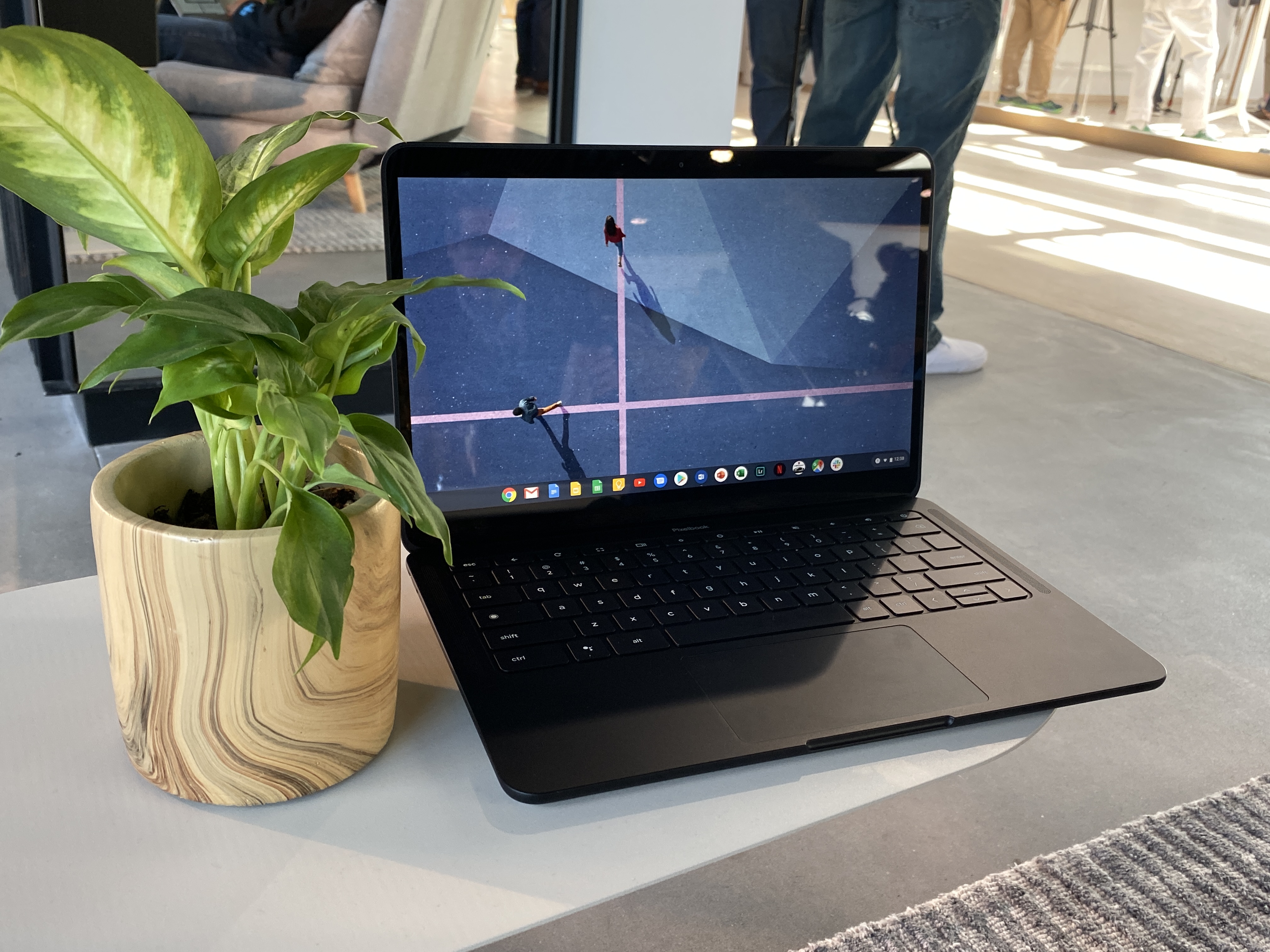 Chrome OSノートPC「Pixelbook Go」ハンズオン：使い勝手とお買い得の 