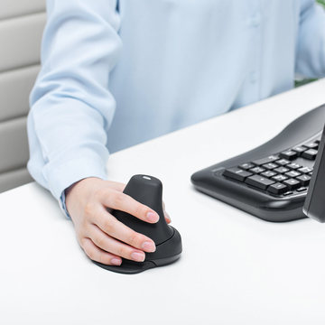 レバーを倒してクリッククリック! 新感覚の縦型ワイヤレスマウスで手首の負担を和らげろ