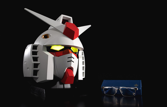 こいつ...光るぞ! メガネが6本しまえるガンダム頭部