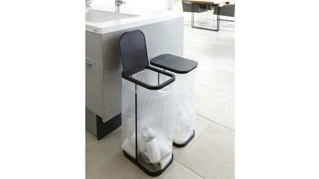 ゴミ袋の容量いっぱいにゴミが入り、ニオイや汚れもつかないフレーム式ゴミ箱