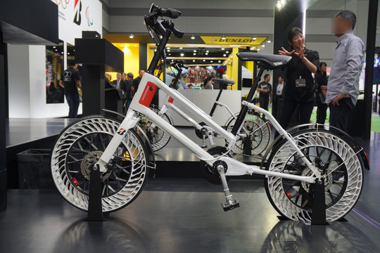 このまま売ってほしい。エアレスタイヤ自転車のコンセプトモデルは空気入れ不要で錆びるチェーンもない #東京モーターショー2019