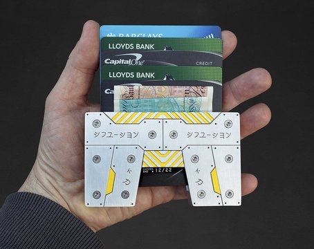 サイバーパンク...謎の日本語が刻印されまくったアルミ製カード入れ