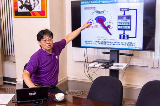 昆虫にロボットを操縦させたら、AIにもマネできないすごい能力が判明