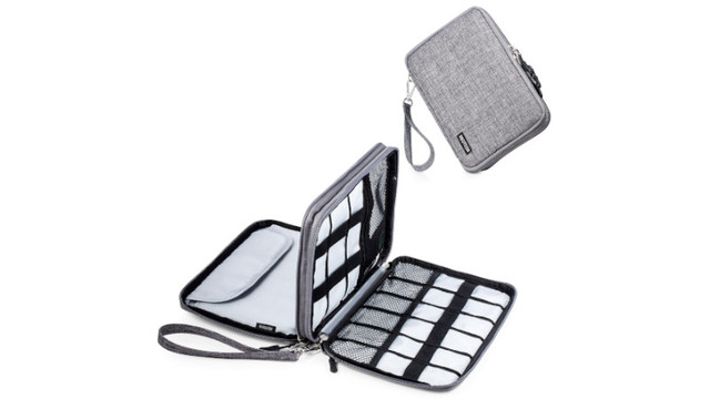 iPad miniが入る専用スリーブ付き。周辺機器が整理できる大容量オーガナイザー