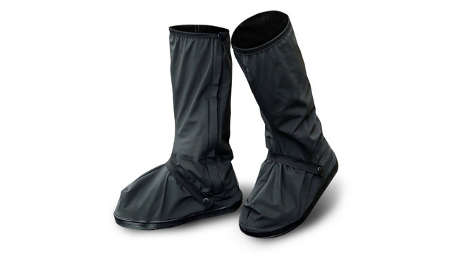 小さくたためる長靴のような完全防水シューズカバーで突然の雨も安心