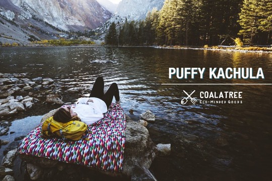 レジャーにも防災グッズにも！ 屋外でも気楽に使える多機能ブランケット｢Puffy Kachula｣が終了間近