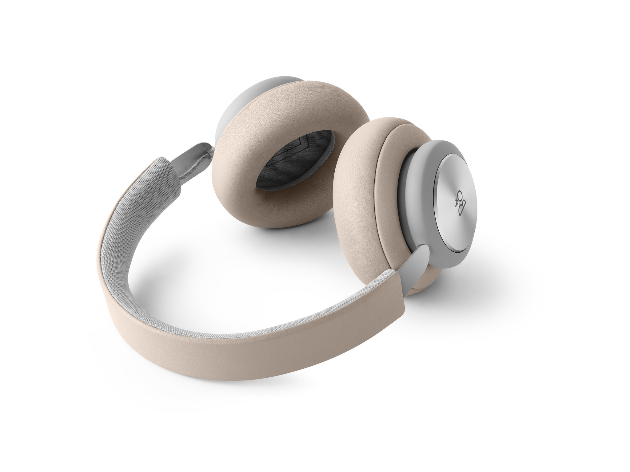 イヤーパッドがパンケーキみたいだなぁ！ B＆Oが新ヘッドホン「Beoplay