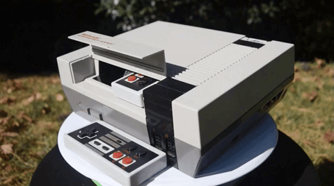 プロジェクター内蔵ファミコンが海外で爆誕。ワイヤレス操作・充電にも対応してしまう