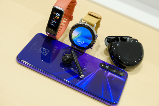 相変わらずスペックに対して手頃すぎる…! HUAWEIの新スマホと世界初のイヤホンを見てきました