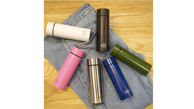 ポケットに入るサイズの保温・保冷ボトル。マジックベルト付き専用カバーに入れてバッグに付けても便利
