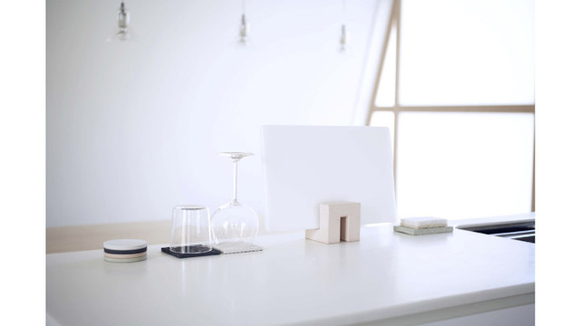 まな板と包丁の周りが水滴で濡れない、珪藻土の収納スタンド