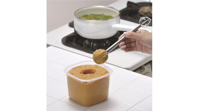 味噌の量を手早く量って溶かせる。味噌汁が素早く作れる｢みそマドラー｣