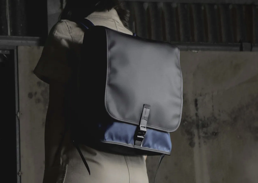 Topologieで人気の軽量・撥水バックパックに新色が登場！ 13インチのPCも収納できて移動も捗る優れもの