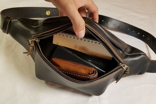 どこにでも身に付けていきたくなる。レザーなのに水に強い「クロムエクセル2WAYバッグ」