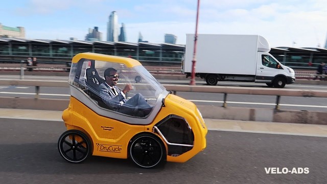 ひとり乗り用自動車のようなリカンベント型電動アシスト自転車「DryCycle」