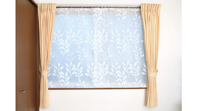 冷気の侵入を防ぐカーテンで節電や節約にも。取り付け簡単で隙間をシャットアウト