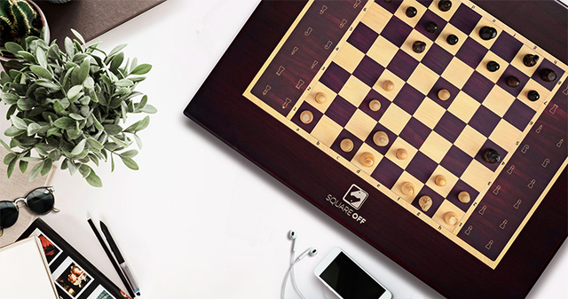 詰めチェスだけじゃつまらない！ AIと対戦できるスマートチェス盤｢Square Off｣