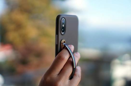 スマホリングがデカすぎるって人には、この極薄グリップがいいかも