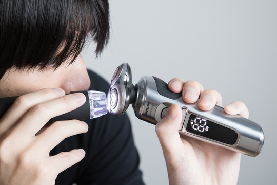 シェーバーの刃の構造ってこうなってるのか。マイクロスコープで観察したら「深剃りかつ肌にやさしい」の秘密が分かった