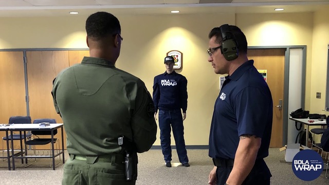 ピストルよりいいかも。弾丸じゃなくて巻き付くロープを発射する銃