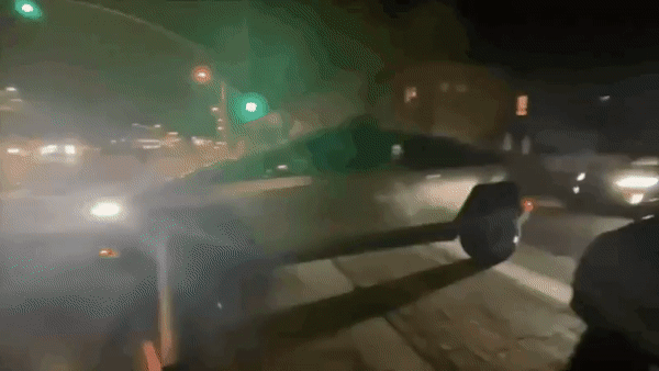 イーロン、Cybertruckで駐車場のパイロンをなぎ倒す