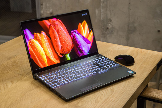 パソコンを使い倒すならディスプレイを重視。4K有機ELディスプレイのFMV「LIFEBOOK AH-X(テン)」はいかが?