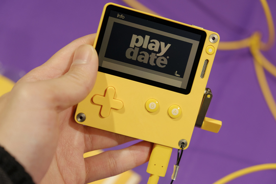 た、楽しくむずい…！ クランクを回して遊ぶ小型ゲーム機｢Playdate｣ハンズオン