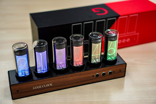 未来感とレトロ感が一石二鳥!? 世界線の変動率も測れそうなニキシー管風の｢Gixie Clock｣を使ってみた
