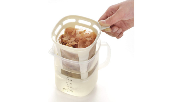 レンチンするだけでだしが取れて、そのまま保存できちゃう容器