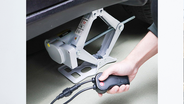 スタッドレス履き替えに勝利！ シガーソケットから電源を取れる電動ジャッキ