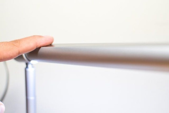 シンプルなアルミ筐体がカッコいい！ 直感タッチで8段階調光できるインテリアライト｢LightStrip｣が登場