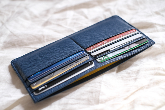 フォーマルにも合わせやすいかも！ 薄さがジャケットとの相性抜群なお財布｢ビズレット｣を使ってみた