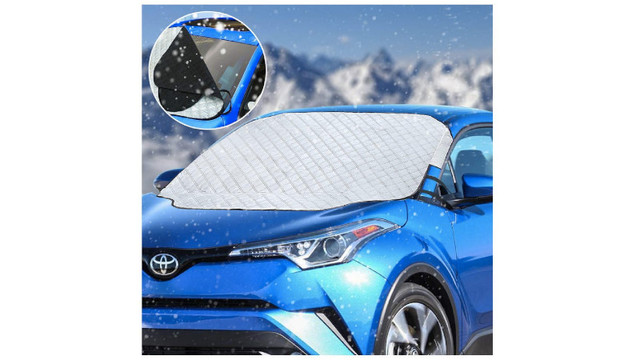 車のフロントガラスの凍結防止、日よけ、アウトドアマットにもなる多機能シート