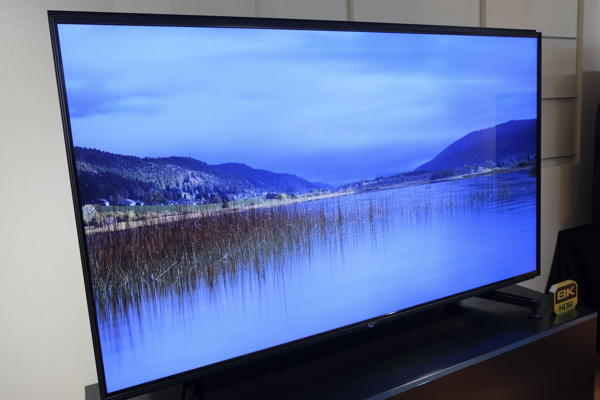ソニー初の8K液晶テレビは、200万円。触れられるほどの映像美のため