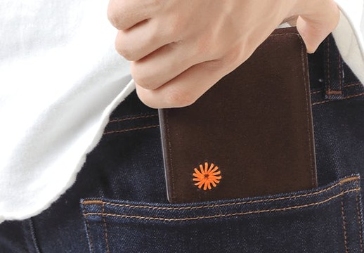 逆転スロットで薄さを追求！ 本革なのに遊び心あるデザインのマネークリップ｢CARRAL｣が登場