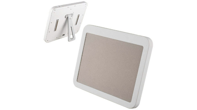 職場のデスクがこたつに変身!? 引き出し下に貼りつけられて、スタンドも可能な薄型ヒーター