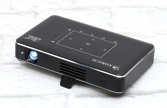 遊びや仕事にも使える!大画面をより楽しみたいなら最新モバイルプロジェクターを使ってみたら?