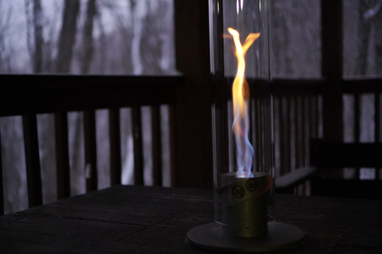 雰囲気ある空間の演出に炎はいかが？自宅で手軽に楽しめるドイツ発のアートなランタンを使ってみた