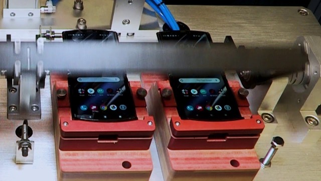 モトローラが縦型折りたたみスマホ「Razr」の耐久テスト動画を公開。パカりがものすごく丁寧な件